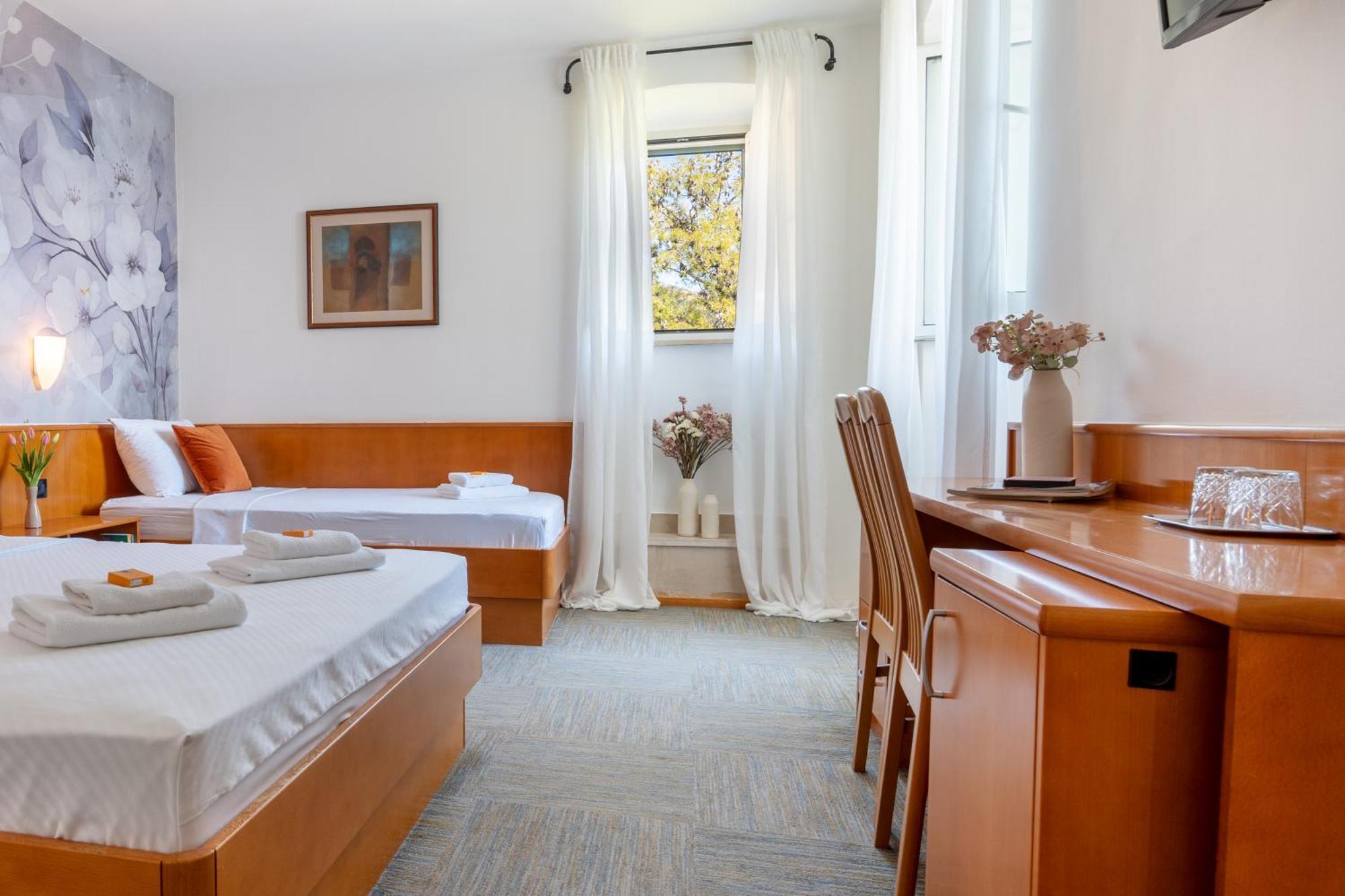 Newly Renovated Hotel Kastil Бол Номер фото