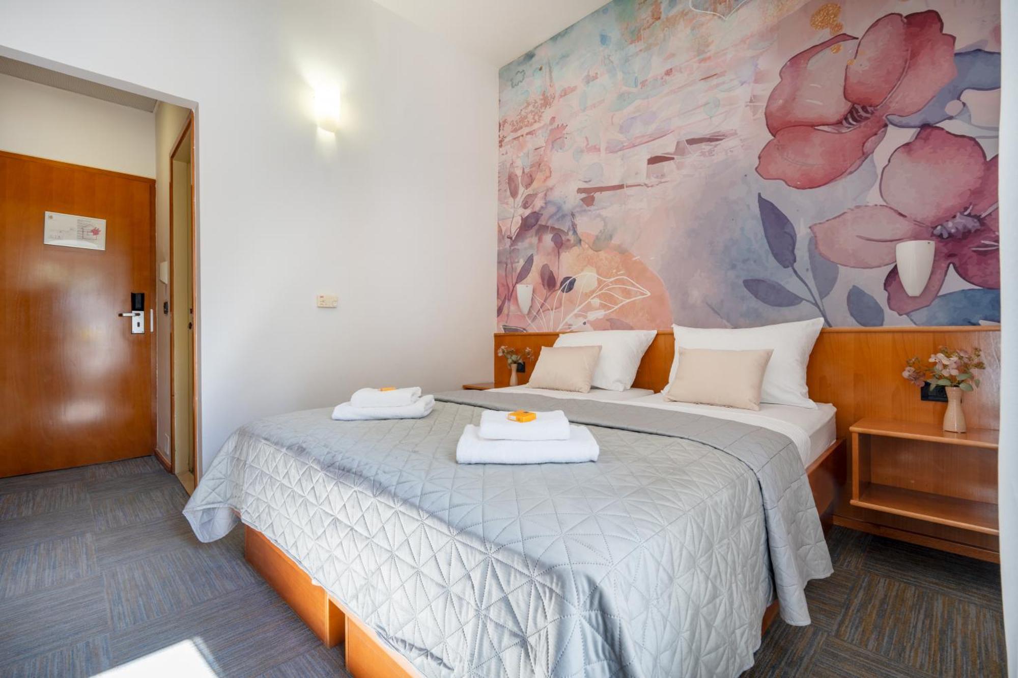 Newly Renovated Hotel Kastil Бол Номер фото