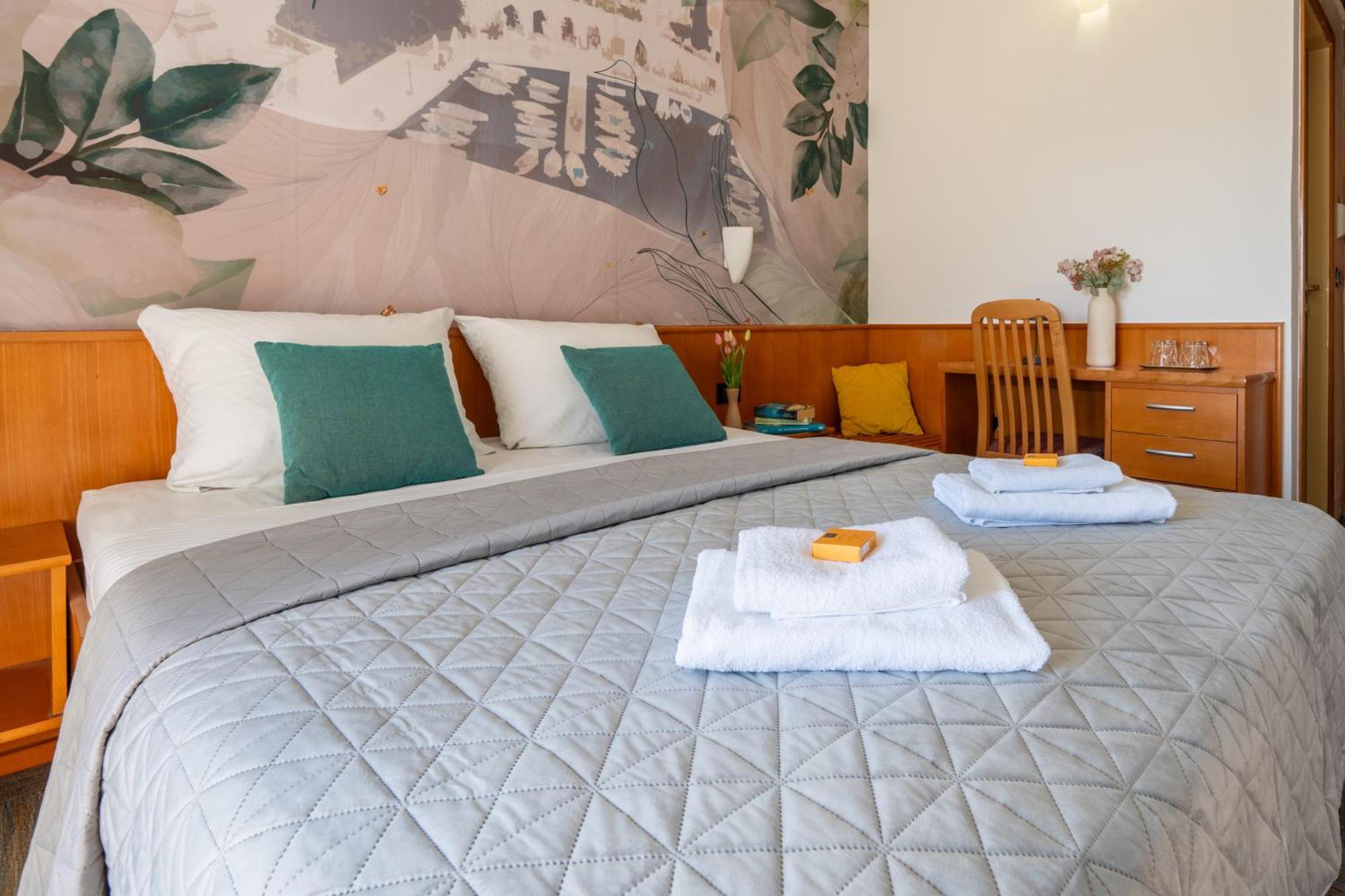 Newly Renovated Hotel Kastil Бол Экстерьер фото