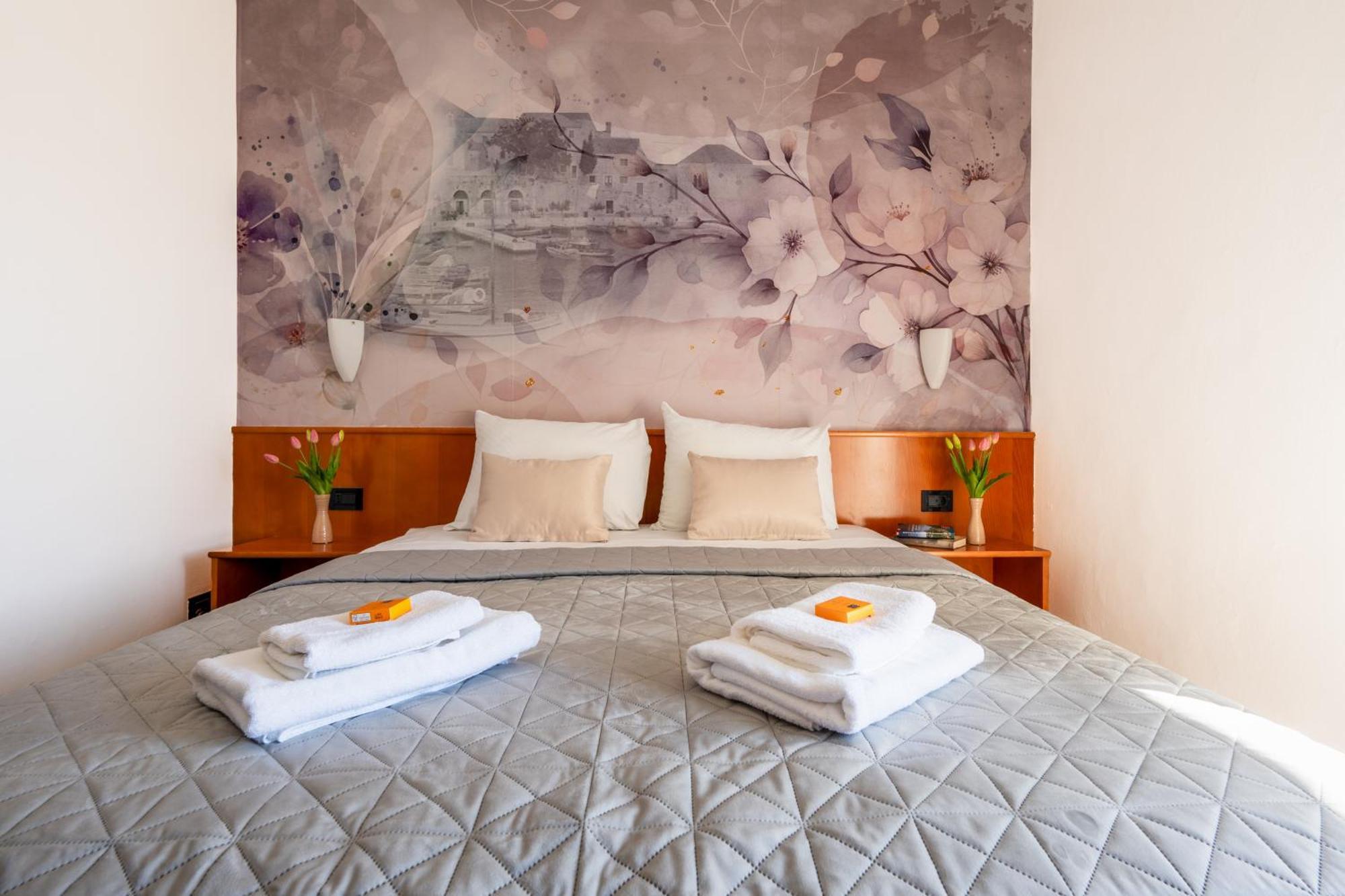 Newly Renovated Hotel Kastil Бол Номер фото
