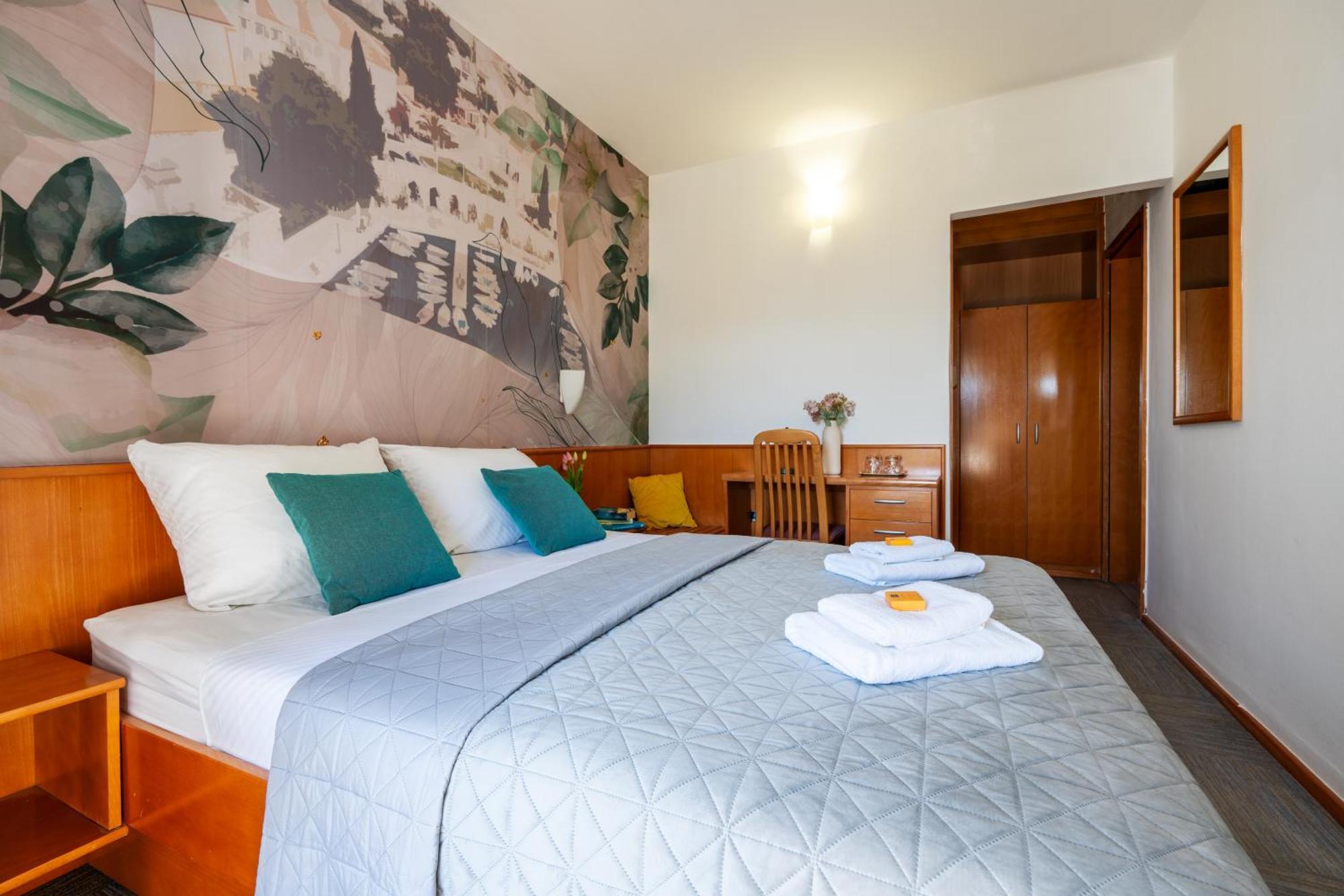 Newly Renovated Hotel Kastil Бол Экстерьер фото