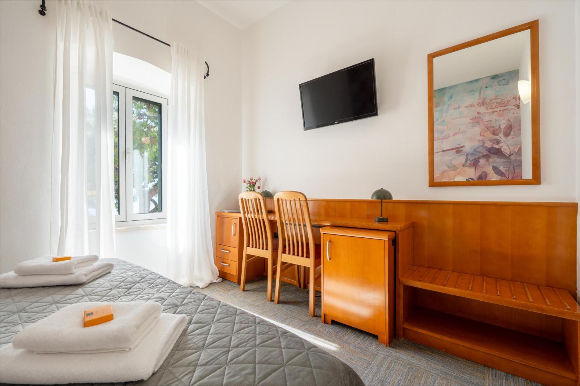 Newly Renovated Hotel Kastil Бол Номер фото